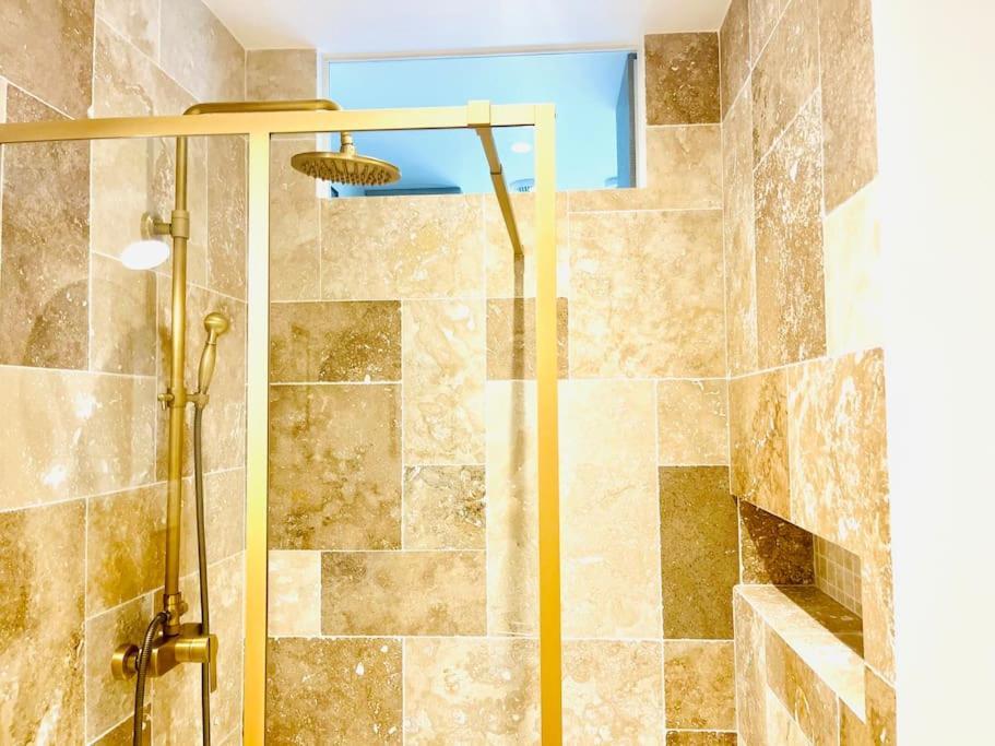 Stylish Loft 17- 3 Bdrs - 2 Bathrs - 7 Pers * Parijs
